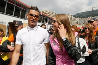 C. Ronaldo sánh bước bên chân dài Cara Delevingne