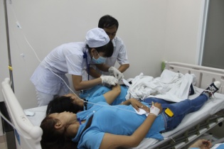Gần một trăm người ngất xỉu vì hít mùi khí lạ
