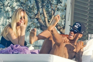 Lộ ảnh Neymar tình tứ bên người đẹp tóc vàng