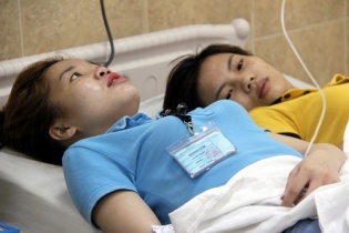 Công nhân ngộ độc khí lại ngất xỉu, gần nghìn người di tản