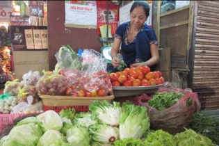 TP HCM: Giá tiêu dùng đồng loạt tăng theo xăng