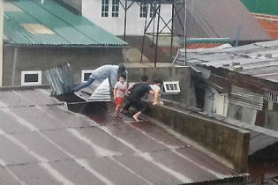 Nam thanh niên bơi qua dòng lũ nhiễm điện cứu 3 mẹ con