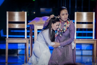 Hoài Linh rơi lệ khi Ái Phương diễn nhập vai "Nửa đời hương phấn".
