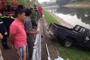 Tài xế tử vong do đâm đổ lan can, bay xuống sông Tô Lịch 
