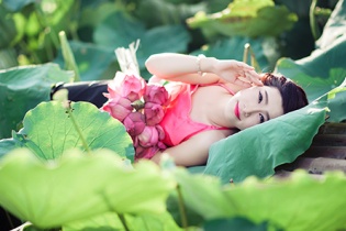 Nữ sinh xinh đẹp khoe sắc bên hoa sen