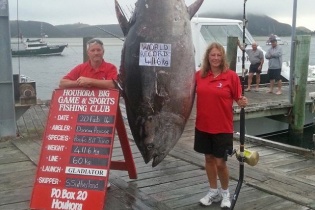Người phụ nữ câu được con cá cá ngừ nặng hơn 411,6 kg được vinh danh