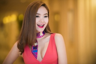 Fan phát sốt với đầm khoét chữ V của Minh Hằng 