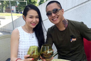Ca sĩ Tuấn Hưng khoe tóc húi cua bên vợ