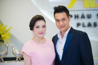 Người đẹp Lý Nhã Kỳ rạng rỡ gặp lại Việt Anh