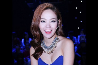 Minh Hằng diện váy ngắn cúp ngực ngồi ghế nóng