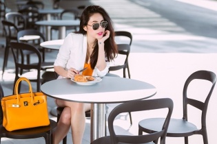 Thủy Tiên khoe dáng đẹp, eo thon trên phố