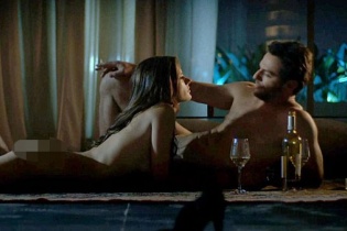 Chân dài Alessandra Ambrosio gây sốc với hàng loạt cảnh nóng