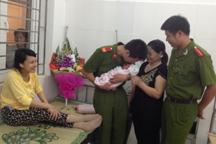 2 nam cảnh sát hình sự đỡ đẻ giữa đường trong đêm giông