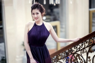 Tú Anh phô vai trần, chân dài trong sự kiện