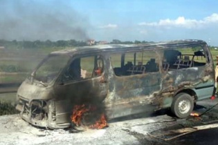 Xe 16 chỗ bất ngờ bốc cháy ngùn ngụt trên cao tốc Pháp Vân