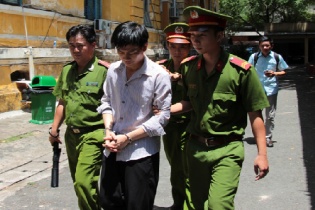 Đòi nợ không được, giám đốc công ty dùng búa truy sát nhà báo 