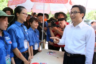 Phó Thủ tướng Vũ Đức Đam kiểm tra, thăm hỏi địa điểm thi khiến mọi người cảm động