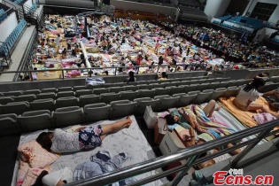 Trung Quốc: Dùng nhà thi đấu cho 1.000 sinh viên tránh nóng