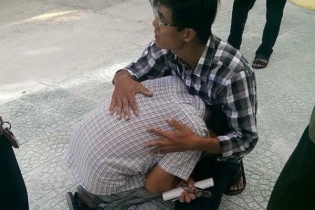 Hình ảnh thí sinh gục xuống sân trường vì bị đình chỉ thi xôn xao dân mạng