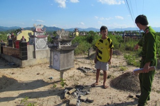 Nam học sinh lớp 10 đập vỡ hàng loạt bia mộ