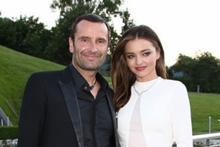 Siêu mẫu Miranda Kerr khoác tay thân mật chủ tịch Swarovski