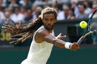 Tay vợt lãng tử 19 năm không cắt tóc hạ gục Nadal 