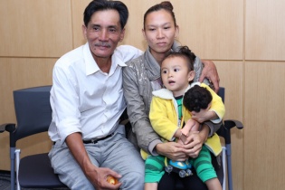 Thương Tín lần đầu xuất hiện cùng người vợ trẻ và con gái