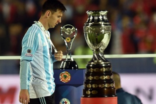 Messi từ chối danh hiệu Cầu thủ xuất sắc nhất Copa America 2015
