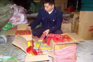 Tạm giữ ôtô vận chuyển trái phép gần 17.000 sản phẩm pháo nổ