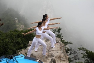 Lạnh người xem 3 người đẹp tập yoga trên núi cao 2.000m gây xôn xao