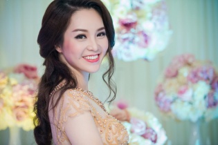 Á hậu Thụy Vân xinh đẹp, lộng lẫy với váy cưới 
