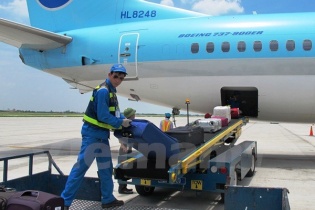 2 nhân viên trộm cắp điện thoại của khách đi máy bay bị bắt