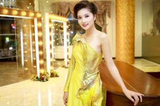 Hoa hậu Triệu Thị Hà thướt tha với áo dài cách điệu