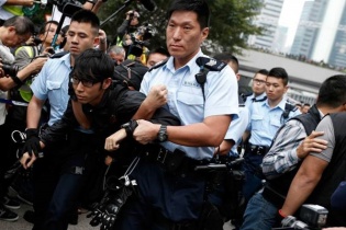 Hong Kong : Một phụ nữ bị kết án tù vì dùng... ngực tấn công cảnh sát cấp cao