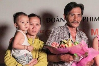 Thương Tín được vợ con lên phim trường suốt tuần để chăm sóc
