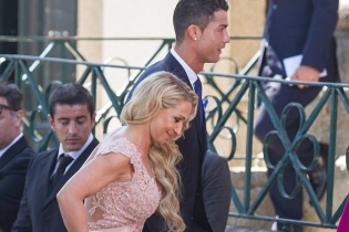 Ronaldo mua cả hòn đảo làm quà cưới "siêu cò" Mendes