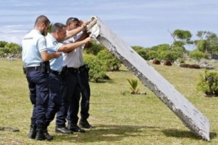 Thủ tướng Malaysia xác nhận cánh máy bay trôi dạt là của MH370