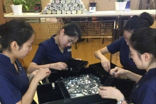 Chàng trai tiết kiệm 150kg tiền xu trong suốt 20 năm để mua nhẫn cầu hôn