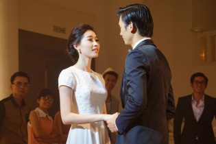 Hoa hậu Đặng Thu Thảo nhảy valse điêu luyện