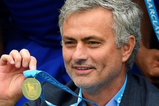 HLV Mourinho được "thưởng nóng" trước giờ mở màn Premier League
