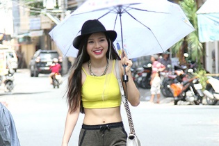 Phương Trinh Jolie mặc ngắn cũn khoe eo săn chắc