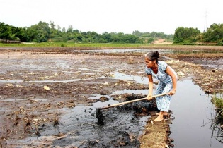 Nhà máy xử lý chất thải xả nước ô nhiễm khiến người dân bức xúc 