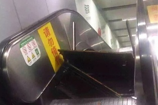 Trung Quốc: Kinh hoàng thang cuốn dài 17m bất ngờ bật tung