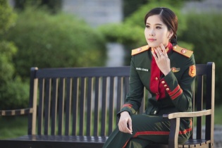 Hoa khôi Nam Em khoe nét dịu dàng trong quân phục