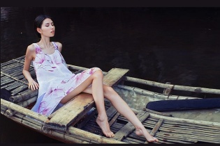 Thùy Dương thướt tha quyến rũ với váy trên sông nước