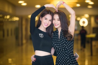Người đẹp Ngọc Trinh rạng rỡ mừng sinh nhật Linh Chi