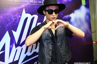 Sơn Tùng M-TP xin lỗi vì đi họp báo muộn