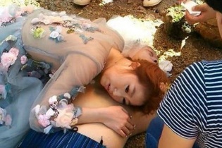 Dận mạng ngưỡng mộ cô dâu xinh đẹp bỏ chụp ảnh cưới để cứu người