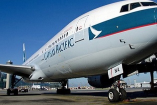 Máy bay Cathay Pacific hạ cánh khẩn cấp do động cơ bốc cháy