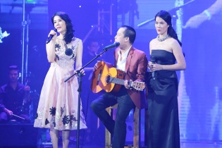 Ca sỹ Thu Phương xúc động hát cùng anh và em gái